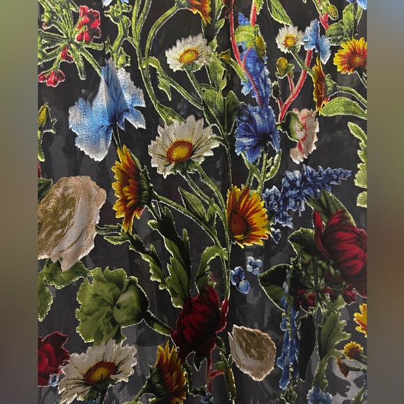 Alice + Olivia
Brentley Floral Puff-Sleeve Blouse. XL. NWT - Picture 8 of 13